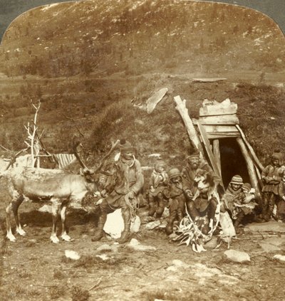 Tromsoe, Norveç, c1905 yakınlarındaki soğuk North-Lapp evinin ve ailesinin insanları. by Unbekannt