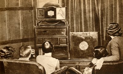 Erken bir televizyon yayınını izleyen insanlar, c1930, 1933. by Unbekannt