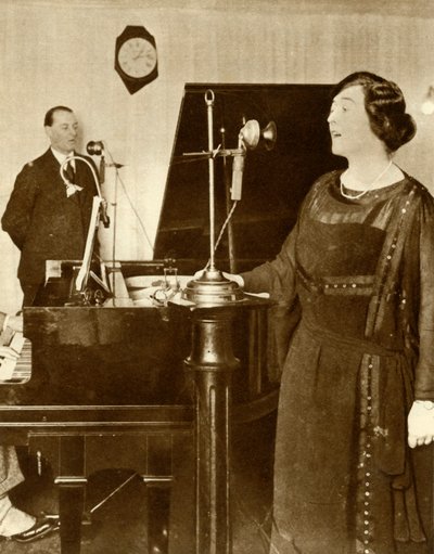 2LO'nun stüdyolarından birinde düet söyleyen sanatçılar, Savoy Hill, Londra, 1923, 1935. by Unbekannt