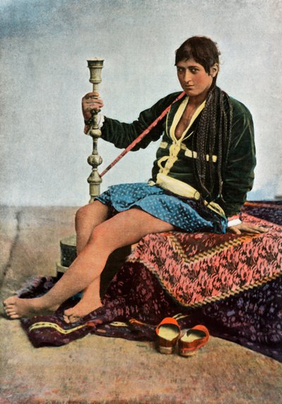 Persane Fumant Le Kalgan, Kalgan'da sigara içen İranlı kadın, 1900. by Unbekannt