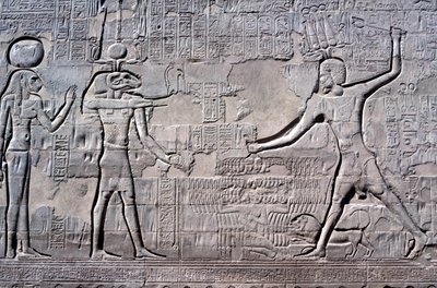 Düşmanlarını cezalandıran Firavun, Khnum Tapınağı, Ptolemaios ve Roma Dönemleri by Unbekannt
