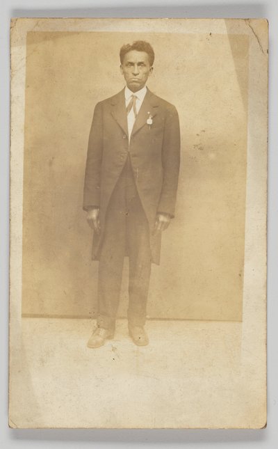 Takım elbiseli bir adamın fotoğrafik kartpostalı, 1904-1918. by Unbekannt