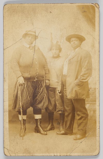 Kimliği belirsiz üç kadının fotoğraflı kartpostalı, 1904-1918. by Unbekannt