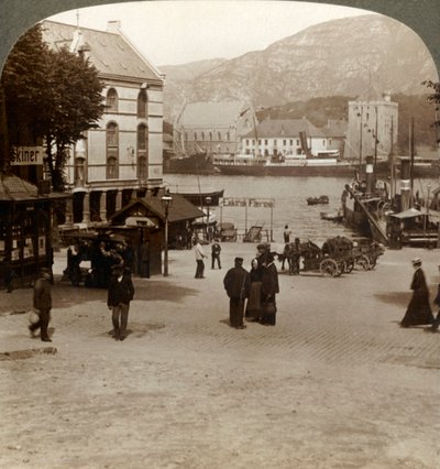 Modern kasabadaki bir meydandan pitoresk eski Bergenhus kalesi, Bergen, Norveç, 1905. by Unbekannt