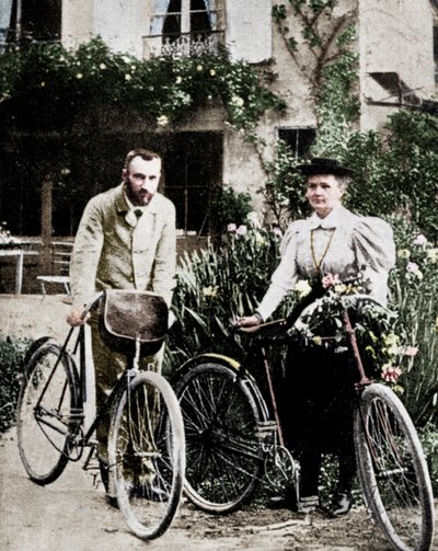Fransız fizikçiler Pierre ve Marie Curie bisiklete binmeye hazırlanıyorlar by Unbekannt