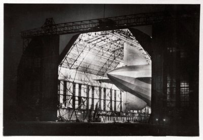 Bir gece uçuşu için hazırlıklar, Zeppelin LZ 127 Graf Zeppelin, 1933 by Unbekannt