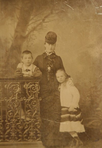 Prenses Ekaterina Mikhailovna Yurievskaya, çocukları Georgy ve Olga ile, 1870
