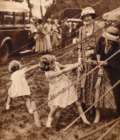 Prenses Elizabeth ve Prenses Margaret ağırlıklarını çekiyorlar, 1930'lar 1935 by Unbekannt