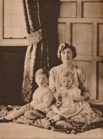 Prenses Mary, Vikontes Lascelles, iki oğlu Gerald ve George ile birlikte, 1926 1935 by Unbekannt