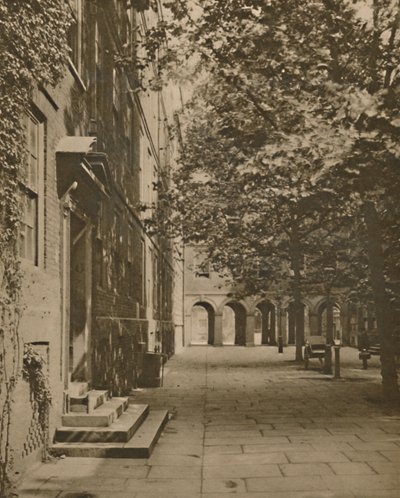 Yapraklardan ve Güneş Işığından Oluşan Yaz Giysisinde Pompa Mahkemesi, c1935. by Unbekannt