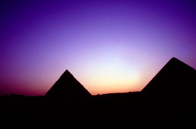 Giza Piramitleri, Mısır, gün batımında, MÖ c26. yüzyıl by Unbekannt