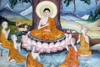Quan Am Bo Tat tapınağı (Avalokitesvara Bodhisattva Pagodası). Shakyamuni Buddha, beş öğrencisine vaazı - yasa çarkını - vaaz ediyor. Vung Tau. Vietnam by Unbekannt