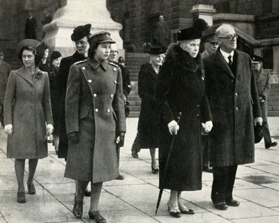 Kraliçe Mary, Prenses Elizabeth, Prenses Margaret..., Ateşkes Günü, 1945, 1951. by Unbekannt