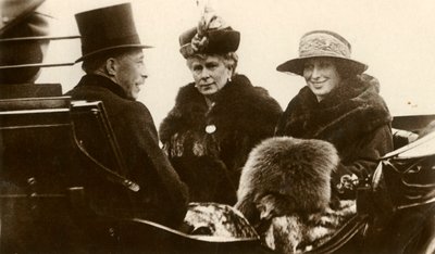 Kraliçe Mary ile Prenses Kraliyet ve Vikont Lascelles, 1923. by Unbekannt
