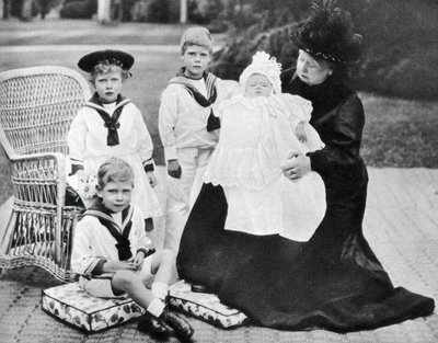 Kraliçe Victoria, torunlarıyla birlikte Osborne House, Wight Adası, 1900 by Unbekannt