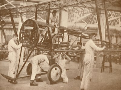 RAF Çırakları Teknik Okulda Uçağı Teçhizat Ediyor, Halton, Buckinghamshire, 1927 by Unbekannt