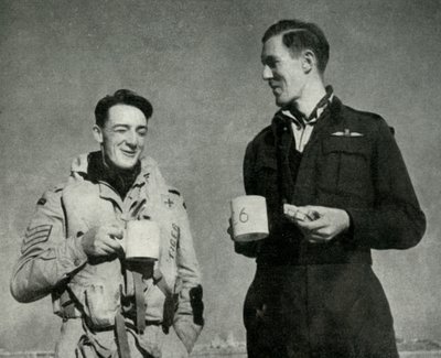 RAF personeli bir fincan çayın tadını çıkarıyor, Malta, II. Dünya Savaşı, 1942 1944. by Unbekannt