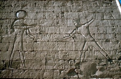 Ramses III, düşmanlarını Amun-Ra, Morg Tapınağı, Medinet Habu, Mısır, MÖ 12. yüzyıla kadar cezalandırıyor by Unbekannt