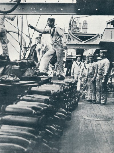 Bir savaş gemisinin güvertesinde deniz topları için mermi almak, c1914 by Unbekannt