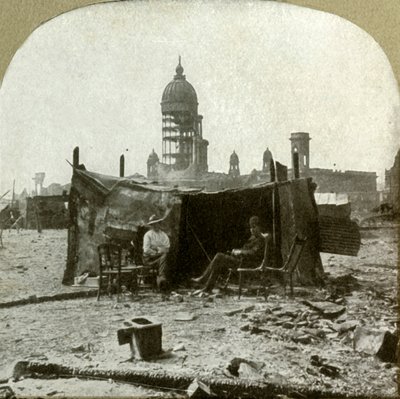 Harabelerden toplanan oluklu sac hurdalarından yapılmış mülteci kampı, 1906. by Unbekannt
