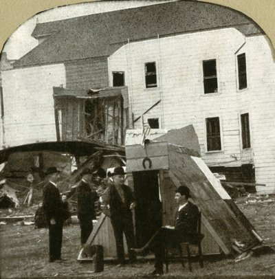 Mülteci kampı, arka planda harabelerde eski konut. Bu deprem çalışması, 1906. by Unbekannt
