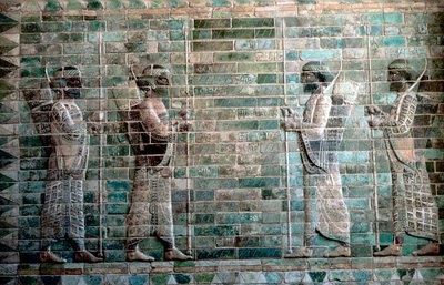 Pers Kraliyet Muhafızlarının okçularını gösteren kabartma, Darius I Sarayı, Susa, MÖ c500 by Unbekannt