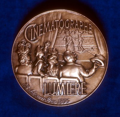 Lumiere kardeşlerin 50 yıllık sinematografisinin anısına madalyanın arka yüzü, 1945 by Unbekannt