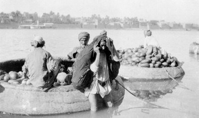 Kavun yüklü nehir teknesi, Dicle Nehri, 1917-1919 by Unbekannt