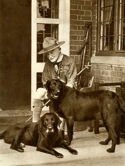 Robert Baden-Powell, köpekleriyle birlikte evde, c1929, 1935. by Unbekannt