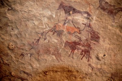 Kaya sanatı, Tarih Öncesi: Sudan, Uweinat masifinde süslü bir barınakta bir grup sığır ve çok renkli karakterin (çobanlar ve okçular) kaya resmi. MÖ 8000 ila 3000 yıl arası dönem. fotoğrafçılık by Unbekannt