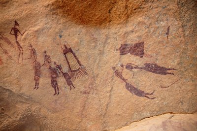 Kaya sanatı, Tarih Öncesi: Bir grup karakterin ve “gerbaların” (dışlar) kaya resmi, Sudan Uweinat masifinde süslü bir sığınakta saçaklara sahip ve saçaksız. MÖ 8000 ila 3000 yıl arası dönem. fotoğrafçılık by Unbekannt
