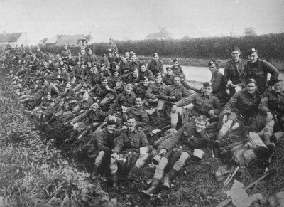 Kraliyet Ordusu Tabip Birlikleri askerleri açıkta yemek yiyor, 1915 by Unbekannt