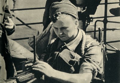 Royal Marine makineli tüfeğini kontrol ediyor, İkinci Dünya Savaşı, c1939-c1943 1944. by Unbekannt