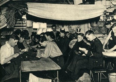 Kraliyet Deniz Piyadeleri bir gemide yemek güvertesinde, İkinci Dünya Savaşı, c1939-c1943 1944. by Unbekannt