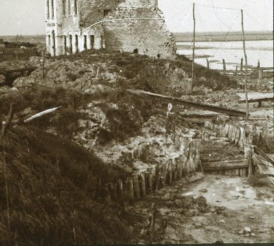 Yıkık bina ve sahil boyunca hendekler, c1914-c1918 by Unbekannt