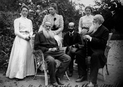 Rus yazar Leo Tolstoy, ziyaretçilerle birlikte, Yasnaya Polyana, Rusya, 19. yüzyılın sonu veya 20. yüzyılın başı by Unbekannt