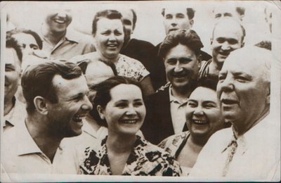 Rus kozmonot Yuri Gagarin ve eşi, 1962 by Unbekannt