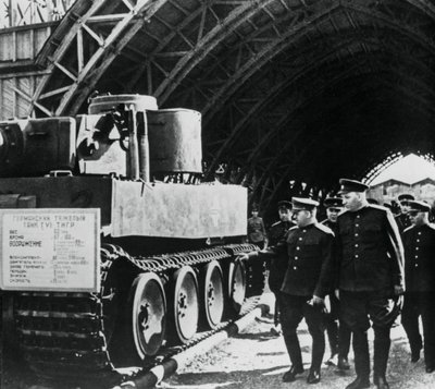Rus generalleri, ele geçirilen Alman silahlarının sergisini teftiş ediyor, Rusya, 1943 by Unbekannt