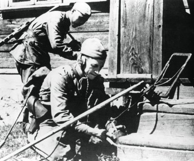 Mayın dedektörlü Rus askerleri, bubi tuzağına sahip bir evi temizliyor, Doğu Cephesi, 1944 by Unbekannt