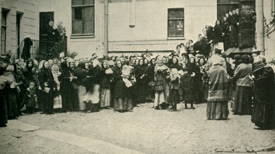 Rus askerlerinin eşleri cepheden haber bekliyor..., Birinci Dünya Savaşı, 1915, c1920. by Unbekannt