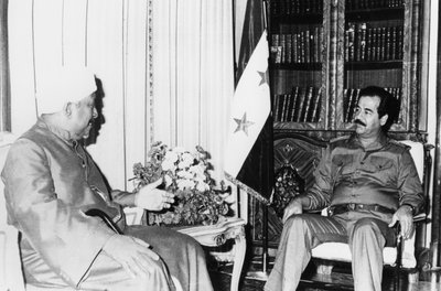 Saddam Hüseyin bir toplantıda, Irak, 1986 by Unbekannt