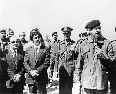 Saddam Hüseyin bir konuşma yapıyor, Irak, 1986 by Unbekannt