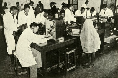 Yerli Kolejdeki Sahneler - Fizik laboratuvarındaki öğrenciler, c1948. by Unbekannt