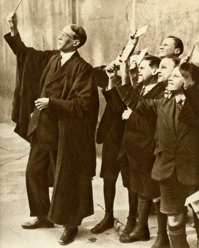 Güneş tutulmasını gözlemleyen okul çocukları ve öğretmen, İngiltere, 1921, 1935. by Unbekannt