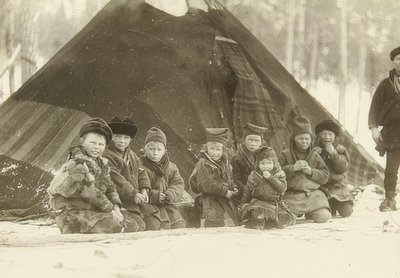 İsveç. Bir çadırın önünde Laponya çocukları. 1900 civarında by Unbekannt