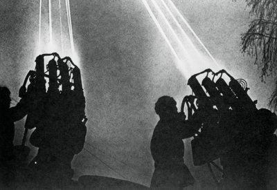 Projektör operatörleri bir gece bombalama saldırısına hazırlanıyor, Moskova, 1941 by Unbekannt