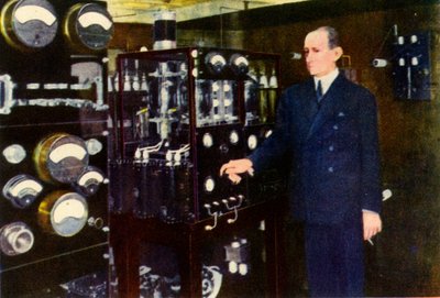 Senatör Marconi, Yatının Telsiz Odasında. by Unbekannt