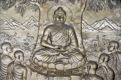 Shakyamuni Buddha, beş öğrencisine vaazı - yasa çarkını - vaaz ediyor. Ho Chi Minh Şehri. Vietnam by Unbekannt