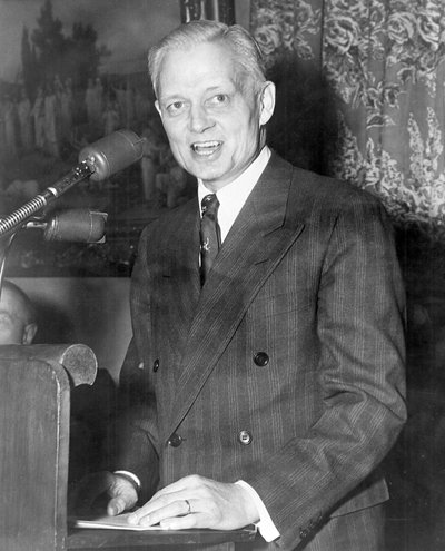 Sherman Adams 1899-1986, Amerikalı politikacı bir konuşma yapıyor by Unbekannt