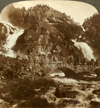 Skarafos ve Lotefos kayaların üzerinden atlarken, Batı Norveç, c1905. by Unbekannt